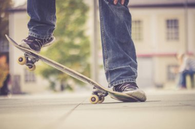 bir kaykay ile spor ayakkabı adam 