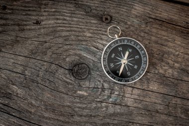 Ahşap arkaplanda eski pusula