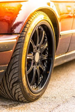 Asfalt yolundaki yeni araba parkının önünü kapatın. 