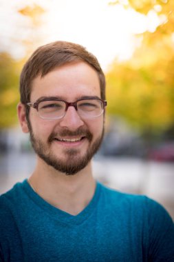 sakal ve gözlük ile genç adam