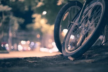  Bulanık park arka planında bisikletler