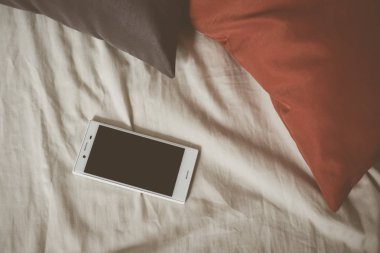 Yataktaki akıllı telefon, kapat.