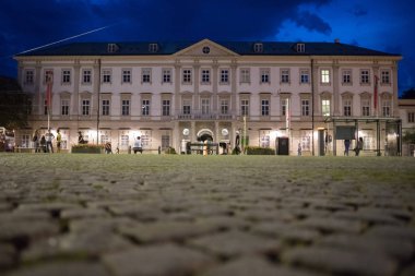 Şehirdeki eski kasaba binası