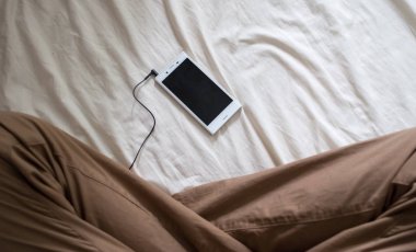 Yataktaki akıllı telefon, kapat.