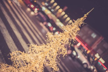 Bir alışveriş merkezi önünde Noel dekorasyon aydınlatma yakın, defokus