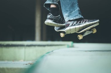 bir kaykay ile spor ayakkabı adam 