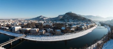 Karlı ağaçlarla dolu güzel, huzurlu kış manzarası 