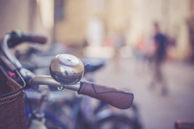 Arka planda bisiklet zilinin yakın plan görüntüsü