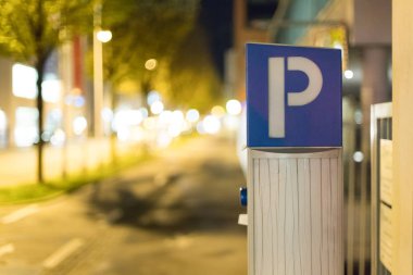 Şehir caddesinde park makinesi, akşam, güneş ışığı