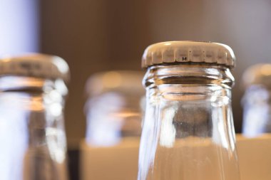 Cam şişelerde bir paket bira.