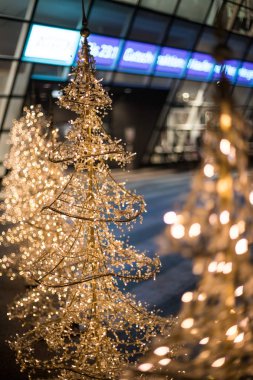 Bir alışveriş merkezi önünde Noel dekorasyon aydınlatma yakın, defokus