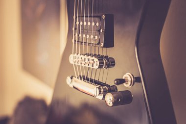 Arka planda elektro gitar, kapat