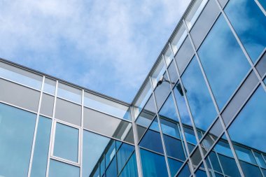 Güvenli kameralı modern binanın cam mimarisi