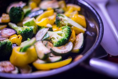 Arka planda tavada kızarmış sebze