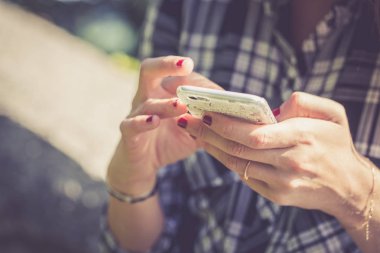 Cep telefonu açık kullanan kadın