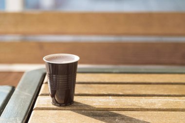 kahve fincanı ve ahşap masa 