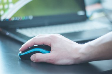 Erkek eli bilgisayar faresinde yakın plan 