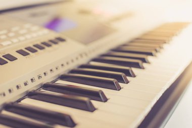 Arka planda elektrikli piyano, kapat