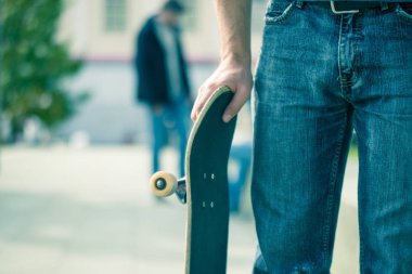 bir kaykay ile spor ayakkabı adam 