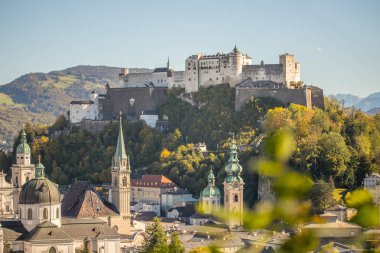 Yaz aylarında Salzburg 'un panoramik şehir manzarası