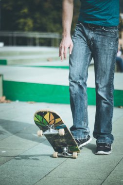 bir kaykay ile spor ayakkabı adam 