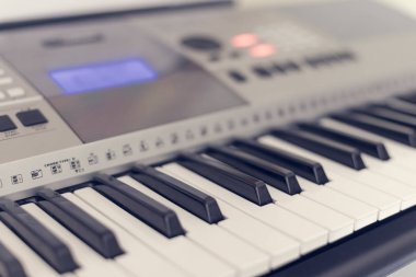 Arka planda elektrikli piyano, kapat