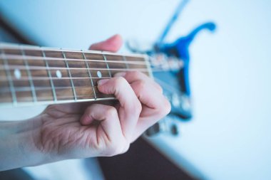 Bir sunburst batı gitar çalan genç adam