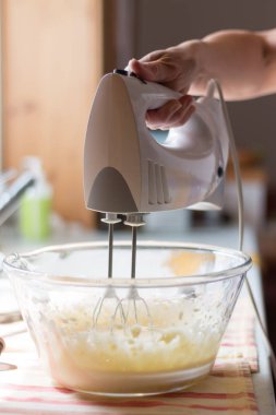 Kadın mutfakta hamur hazırlıyor.