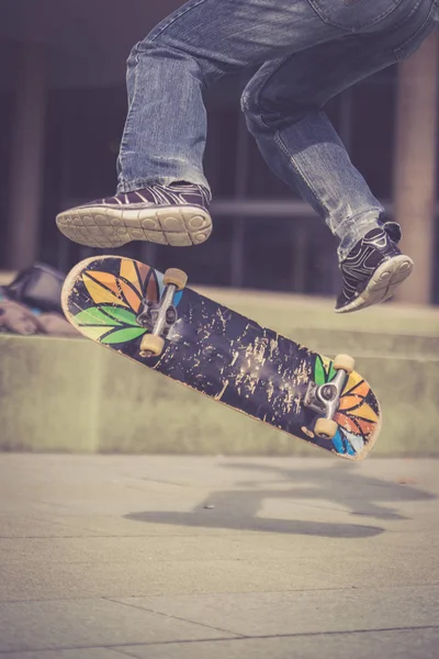 Man Sneakers Met Een Skateboard — Stockfoto