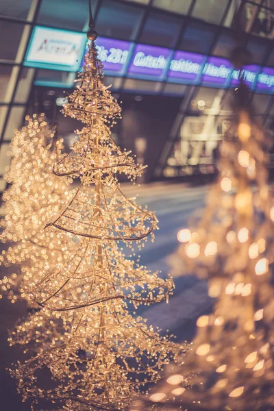 Närbild Jul Dekoration Belysning Framför Ett Köpcentrum Defokuserad — Stockfoto