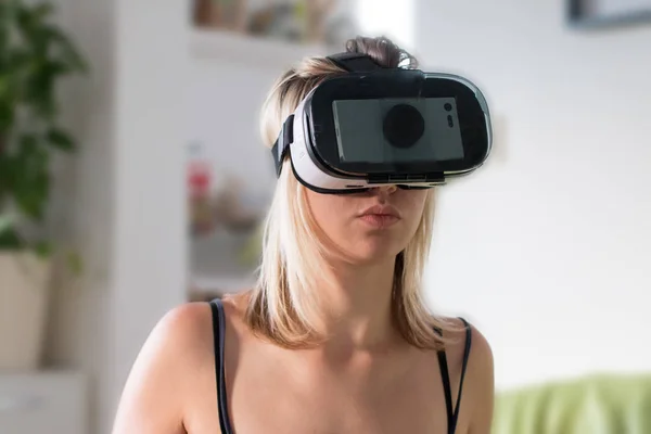 Fiatal Virtuális Valóság Szemüveg — Stock Fotó