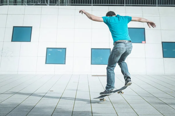 Чоловічий Скейтбордист Робить Трюк Стрибка — стокове фото