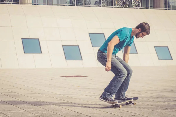 Samec Skateboardista Dělá Skok Trik — Stock fotografie