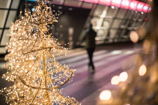 Nahaufnahme Der Weihnachtsbeleuchtung Vor Einem Einkaufszentrum Defokussiert — Stockfoto