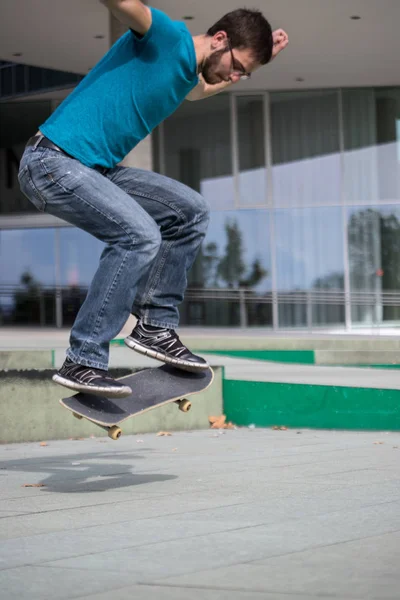 Skatista Masculino Fazendo Truque Salto — Fotografia de Stock