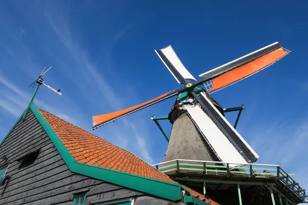 Wiatrak Błękitne Niebo Holandii — Zdjęcie stockowe