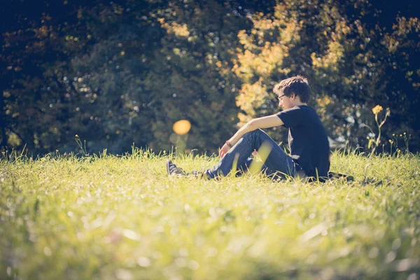 Muž Relaxující Zelené Trávě Venku — Stock fotografie