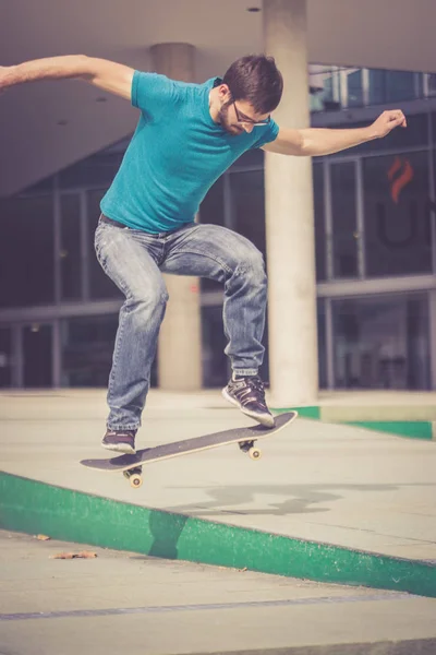 Mannelijke Skateboarder Doen Sprong Truc — Stockfoto