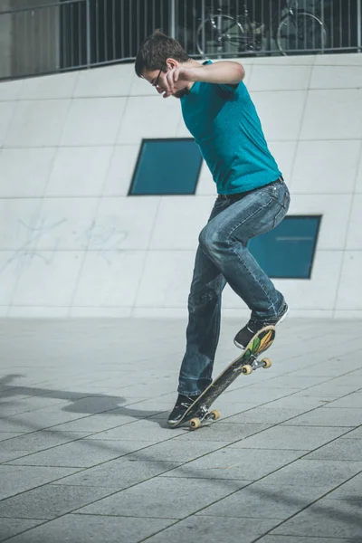 Samec Skateboardista Dělá Skok Trik — Stock fotografie