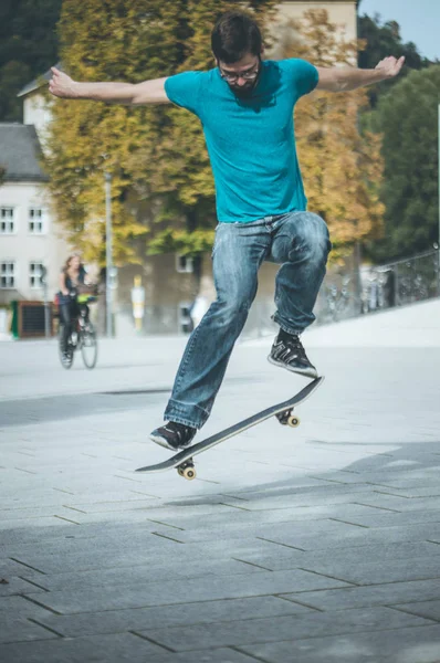 男性スケートボーダーがジャンプトリックを — ストック写真