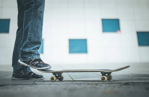 Gambe Maschili Con Skateboarder Sullo Sfondo — Foto Stock