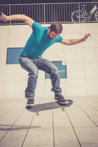 Samec Skateboardista Dělá Skok Trik — Stock fotografie