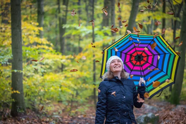 Glimlachende Vrouw Met Hoed Paraplu Het Bos — Stockfoto