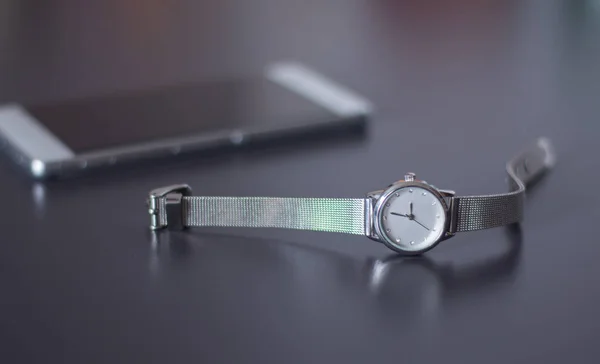 Luksusowy Zegarek Smartfon Tle Zbliżenie — Zdjęcie stockowe