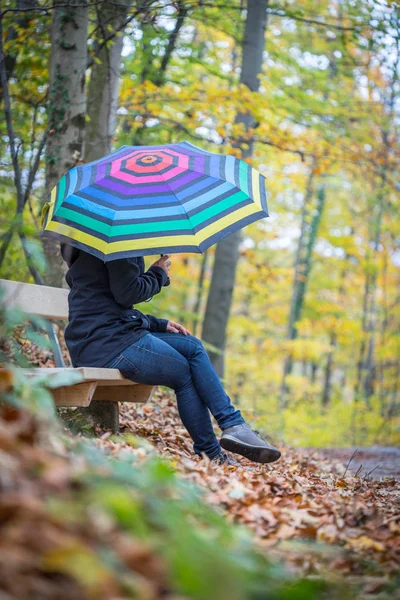 Glimlachende Vrouw Met Hoed Paraplu Het Bos — Stockfoto