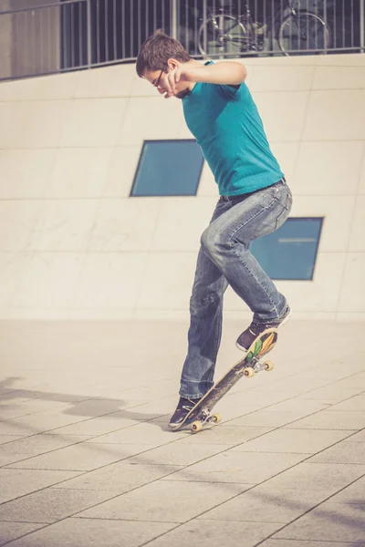 男子滑板手做跳跃动作 — 图库照片