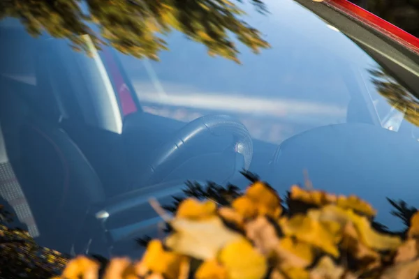 Coche Cubierto Con Hojas Otoño —  Fotos de Stock