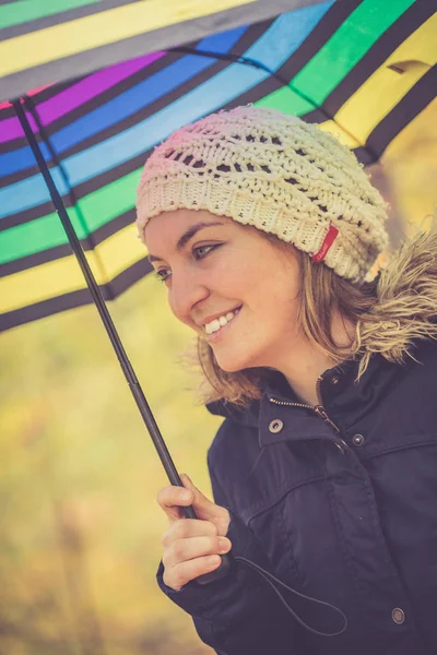 Glimlachende Vrouw Met Hoed Paraplu — Stockfoto