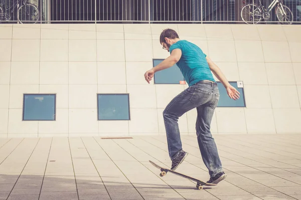 男性スケートボーダーがジャンプトリックを — ストック写真