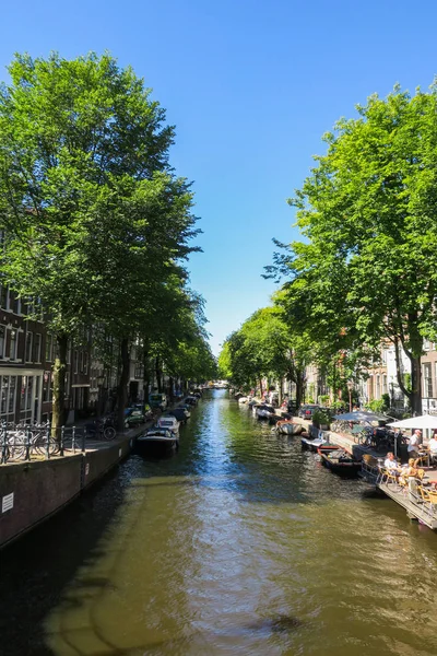 Blick Auf Den Kanal Mit Booten Amsterdam Niederlande — Stockfoto